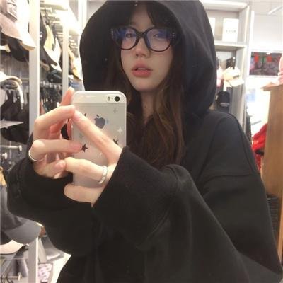 她不当女主很多年 海报